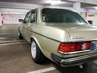 Gebraucht Mercedes E230 136 PS (100 kW) 1982 Grün Limousine