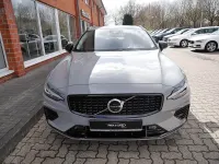 Neu Volvo V60 Plus 349 PS (256 kW) 2026 Grau Kombi