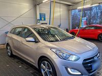 Gebraucht Hyundai i30 Select 101 PS (74 kW) 2017 Gold Kombi