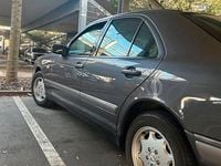 Gebraucht Mercedes E240 170 PS (125 kW) 1997 Grau Limousine