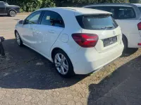 Gebraucht Mercedes A180 109 PS (80 kW) 2016 Calcitweiss  unilack Kleinwagen
