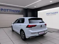 Gebraucht VW Golf VIII Active 150 PS (110 kW) 2023 Pure white Limousine