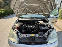 Second-hand Ford Focus 75 CP (55 kW) 1999 Argintiu Berlinǎ
