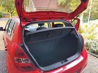 Gebraucht Hyundai i20 77 PS (56 kW) 2011 Rot Kleinwagen