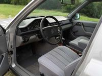 Gebraucht Mercedes E230 132 PS (97 kW) 1989 Silber Limousine