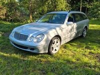 Usado Mercedes E220 Elegance 150 CV (110 kW) 2003 Plateado Berlina
