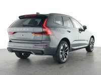 Neu Volvo XC60 Plus 250 PS (183 kW) 2025 Grün SUV