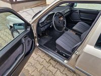 Gebraucht Mercedes E260 166 PS (122 kW) 1986 Beige Limousine