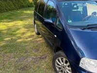 Second-hand VW Sharan 131 CP (96 kW) 2003 Albastru Monovolum