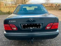 Gebraucht Mercedes E200 136 PS (100 kW) 1998 Schwarz Limousine