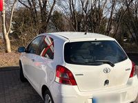 Gebraucht Toyota Yaris 69 PS (50 kW) 2010 Weiß Kleinwagen