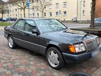 Gebraucht Mercedes E200 118 PS (86 kW) 1993 Schwarz Limousine