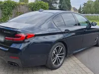Używany BMW M550 Performance 530 KM (389 kW) 2023 Niebieski Sedan/Limuzyna