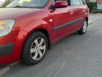 Gebraucht Kia Rio Attract 97 PS (71 kW) 2009 Rot Limousine