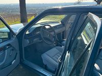 Gebraucht Mercedes E200 122 PS (89 kW) 1991 Schwarz Limousine
