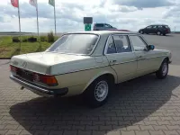 Gebraucht Mercedes E230 136 PS (100 kW) 1982 Grünmetallic Limousine