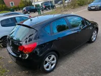 Usata Opel Astra 110 CV (80 kW) 2010 Nero Utilitaria