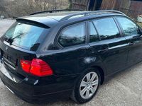 Gebraucht BMW 318 Basis 143 PS (105 kW) 2011 Schwarz Kombi
