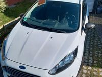 Gebraucht Ford Fiesta Ambiente 60 PS (44 kW) 2015 Weiß Kleinwagen