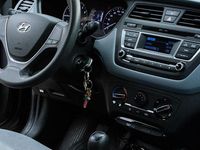 Gebraucht Hyundai i20 75 PS (55 kW) 2016 Schwarz Kleinwagen