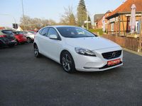 Gebraucht Volvo V40 You! 122 PS (89 kW) 2015 Crystal white pearl / metallic Kombi