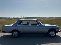 Gebraucht Mercedes 200 109 PS (80 kW) 1982 Silber Limousine