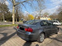Gebraucht BMW 318 143 PS (105 kW) 2010 Grau Limousine