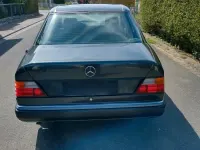 Gebraucht Mercedes E230 132 PS (97 kW) 1991 Schwarz Limousine