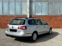 Usado VW Passat 105 HP (77 kW) 2006 Cinzento Carrinha