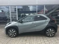 Neu Toyota Aygo X 72 PS (52 kW) 2025 Urban khaki, dach mysticschwar SUV