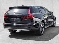 Gebraucht Volvo V60 CC Plus 197 PS (144 kW) 2023 Onyx black / metallic Kombi