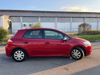 Gebraucht Toyota Auris Basis 90 PS (66 kW) 2011 Rot Kleinwagen
