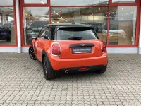 Gebraucht Mini Cooper 136 PS (100 kW) 2019 Solaris orange metallic Kleinwagen