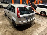 Gebraucht Ford Fiesta 60 PS (44 kW) 2005 Silber Kleinwagen