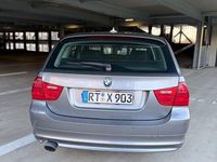 Gebraucht BMW 320 184 PS (135 kW) 2010 Grau Kombi