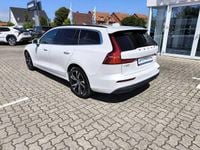 Gebraucht Volvo V60 Core 197 PS (144 kW) 2024 Crystal white pearl / metallic Kombi