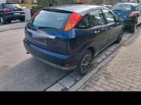 Gebraucht Ford Focus Ghia 100 PS (73 kW) 1999 Blau Kleinwagen