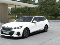 Gebraucht BMW 550e M Sport 489 PS (359 kW) 2025 Alpinweiss iii (weiß) Kombi