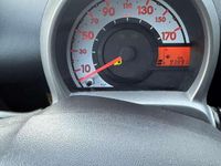 Gebraucht Toyota Aygo 68 PS (50 kW) 2013 Weiß Kleinwagen