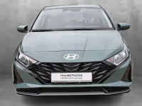 Gebraucht Hyundai i20 Select 101 PS (74 kW) 2025 Mangrove green / mic Kleinwagen