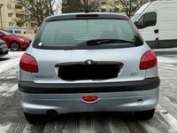 Gebraucht Peugeot 206 60 PS (44 kW) 2000 Silber Limousine