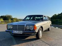 Gebraucht Mercedes E230 136 PS (100 kW) 1982 Blau Limousine