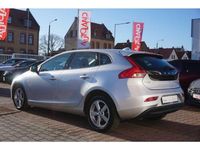 Gebraucht Volvo V40 Kinetic 122 PS (89 kW) 2018 Bright silver metallic (metallic) Limousine