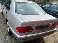 Gebraucht Mercedes E240 170 PS (125 kW) 1998 Silber Limousine