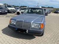 Gebraucht Mercedes E230 136 PS (100 kW) 1986 Blau Limousine