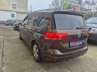 Gebraucht VW Touran Trendline 110 PS (80 kW) 2016 Nutshell brown metallic Van / Kleinbus