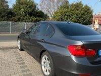 Gebraucht BMW 318 143 PS (105 kW) 2015 Blau Limousine