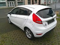 Gebraucht Ford Fiesta Titanium 82 PS (60 kW) 2012 Weiß Limousine