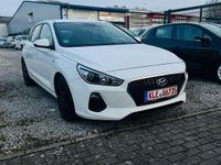 Gebraucht Hyundai i30 Pure 101 PS (74 kW) 2017 Weiß Kleinwagen