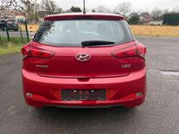 Gebraucht Hyundai i20 Classic 84 PS (61 kW) 2018 Rot Limousine